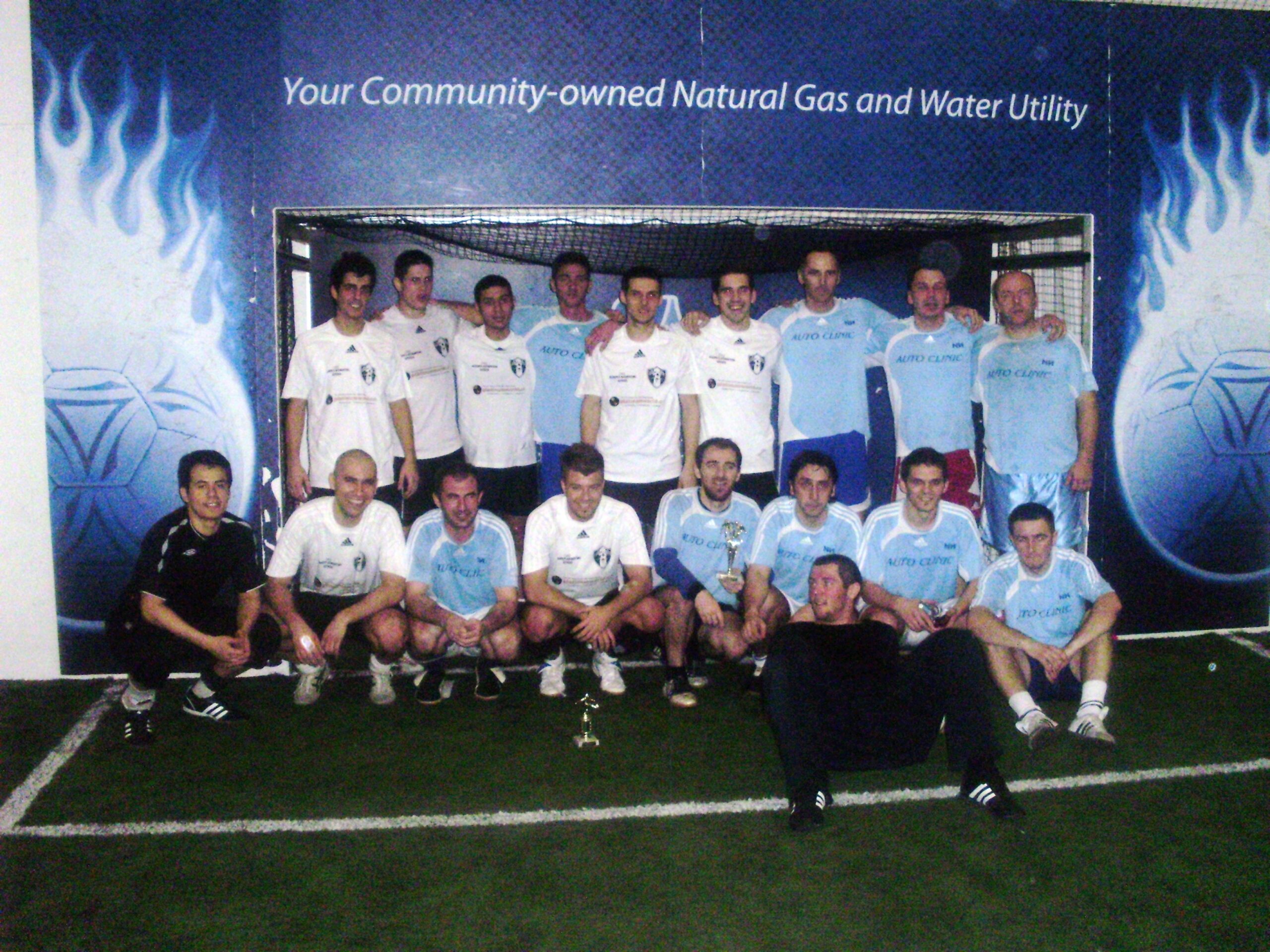 Disputa de bola em partida de futebol indoor